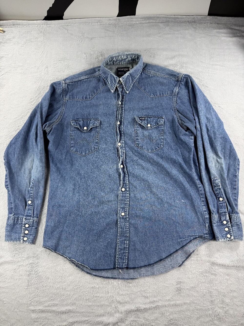 VINTAGE Wrangler Shirt Mens 17 35 Denim Pearl Snap Chambray Western X Long Tails